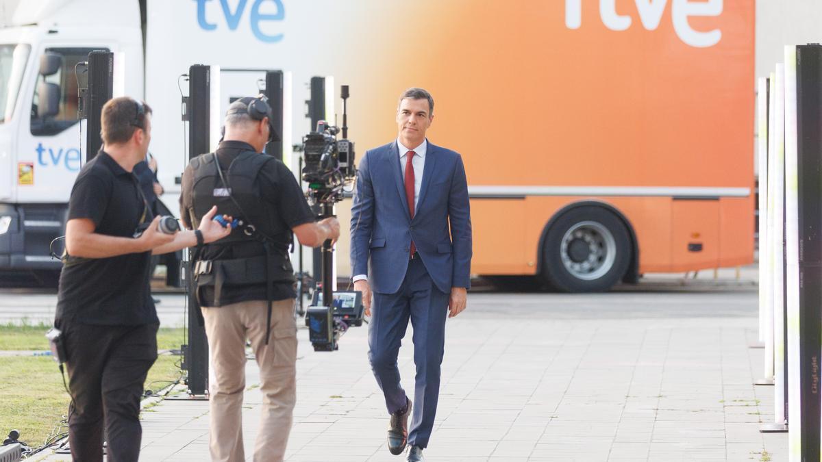 Pedro Sánchez, a su llegada a un debate electoral organizado por RTVE.