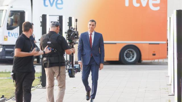 Pedro Sánchez, a su llegada a un debate electoral organizado por RTVE.