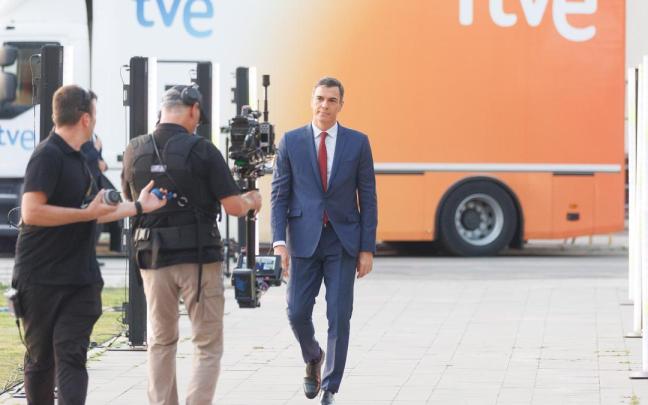 Pedro Sánchez, a su llegada a un debate electoral organizado por RTVE.