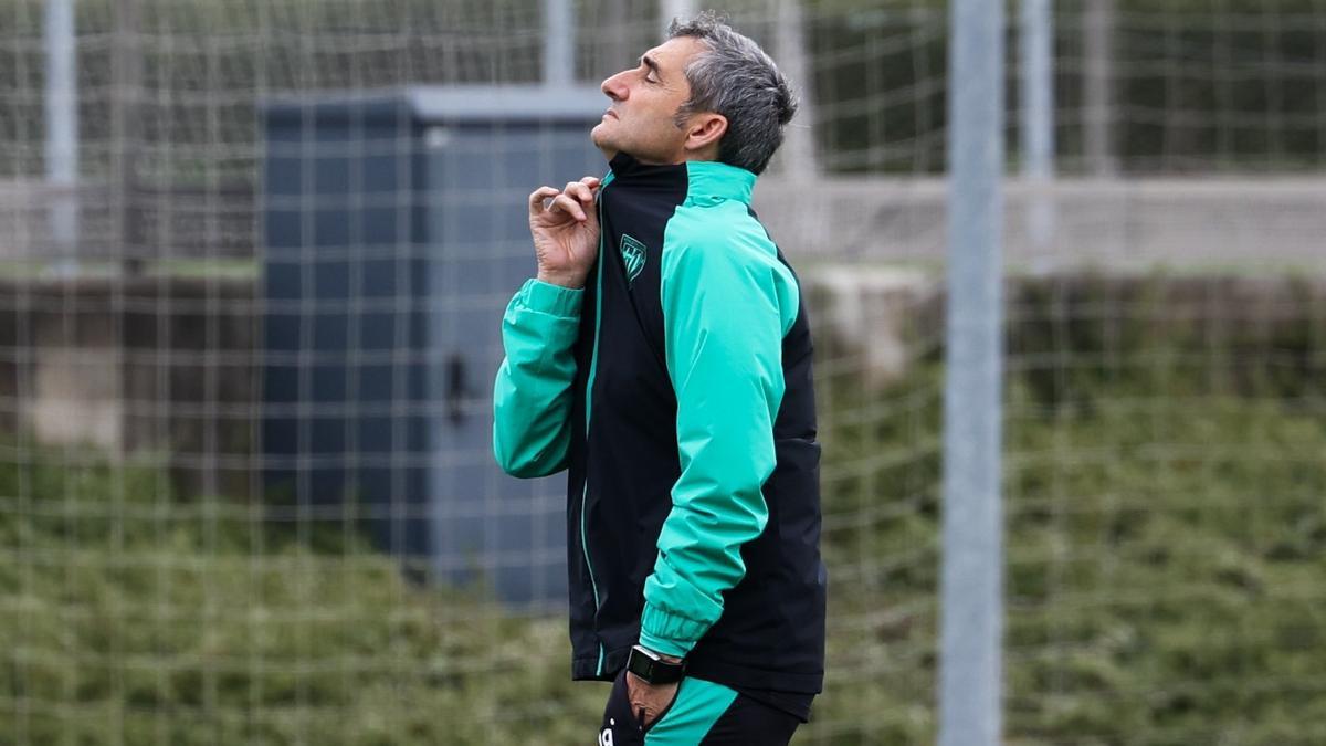 Ernesto Valverde durante una sesión de entrenamiento en Lezama. / PANKRA NIETO