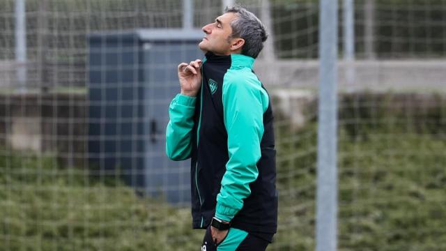 Ernesto Valverde durante una sesión de entrenamiento en Lezama. / PANKRA NIETO Ernesto Valverde durante una sesión de entrenamiento en Lezama. / PANKRA NIETO