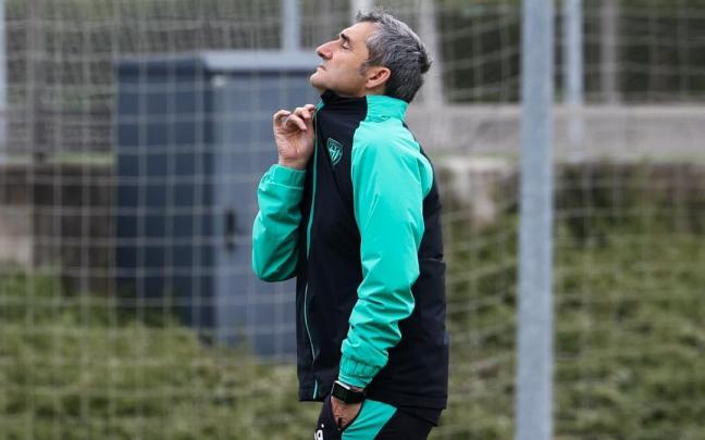 Ernesto Valverde durante una sesión de entrenamiento en Lezama. / PANKRA NIETO