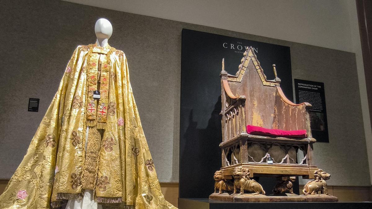 Algunas de las piezas del atrezo de la serie ‘The Crown’ que han salido a subasta.