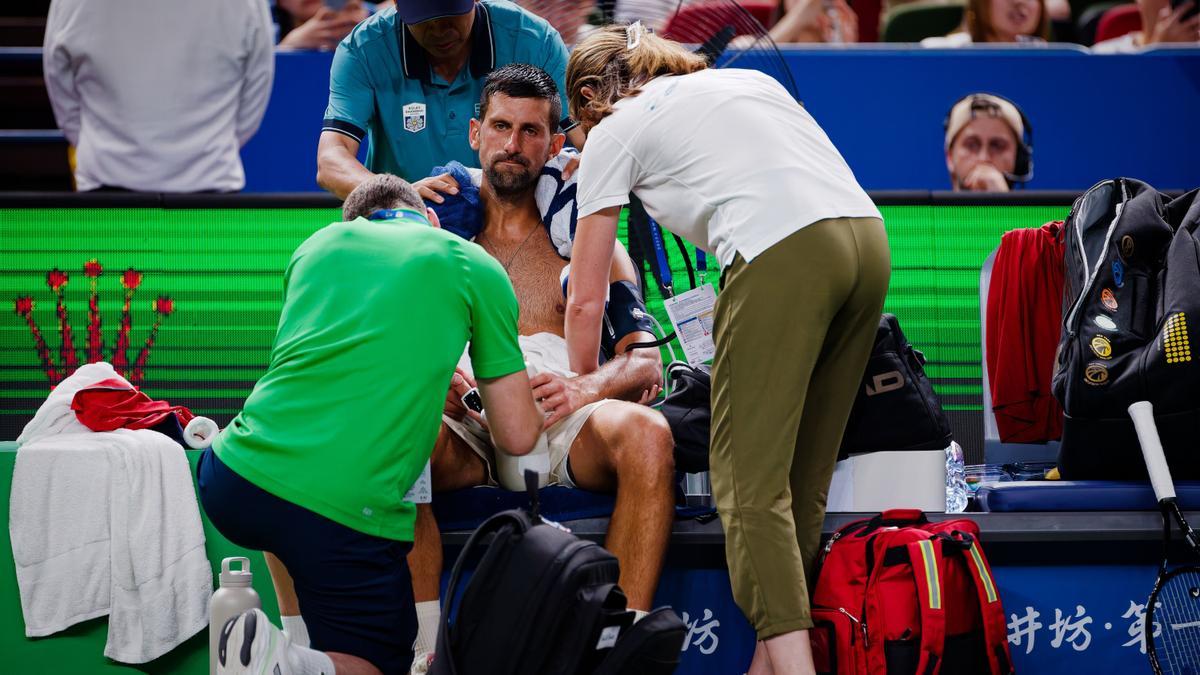 Novak Djokovic es atendido durante el partido.