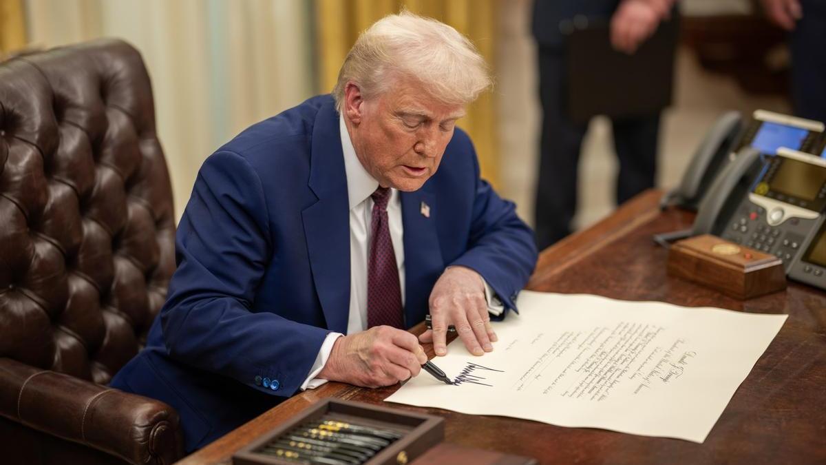 El presidente de Estados Unidos, Donald Trump, firma una orden presidencial en el Despacho Oval de la Casa Blanca.