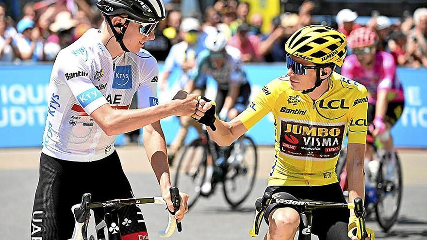 Tadej Pogacar y Jonas Vingegaard se saludan antes de comenzar la 18ª etapa del Tour de 2022 que finalizó en Hautacam. | FOTO: A.S.O. / PAULINE BALLET