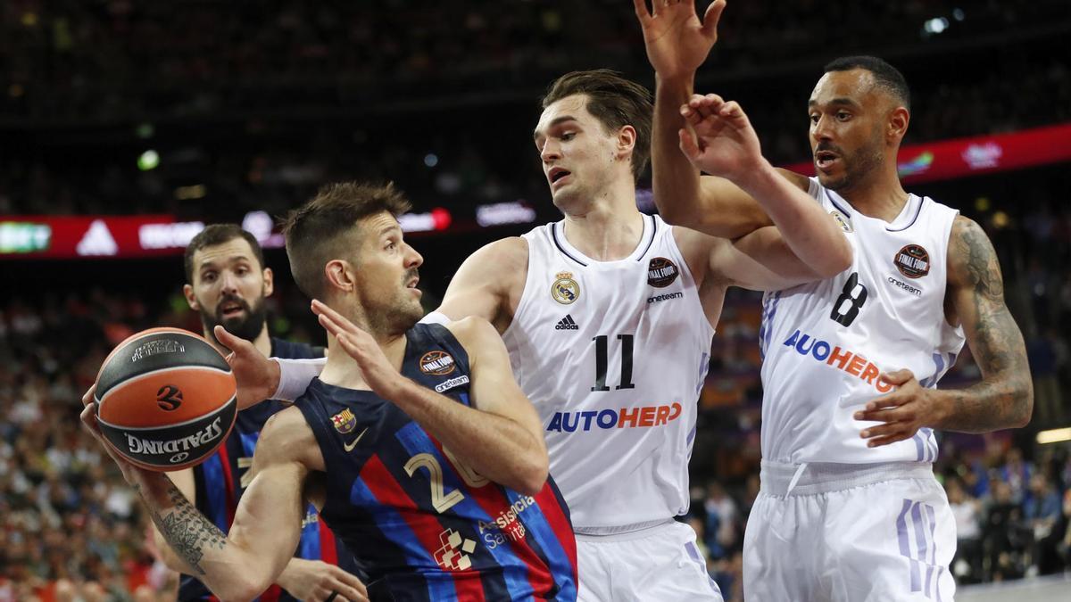 Laprovittola frente a Mario Hezonja y Adam Hanga