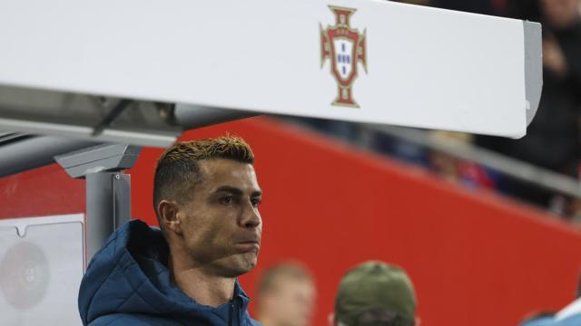 Cristiano Ronaldo, cariacontecido en el banquillo ante Noruega.