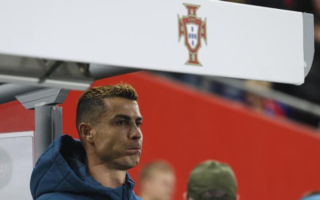 Cristiano Ronaldo, cariacontecido en el banquillo ante Noruega.