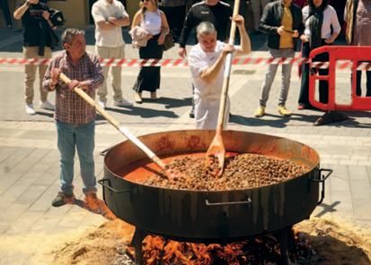 Preparando la caracolada popular en Oion