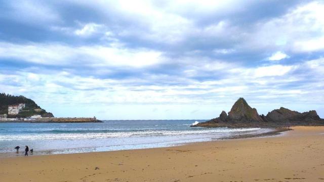 Vista de la playa de Saturraran, a la espera de los miles de bañista que la visitan cada verano. / Aitor Zabala Vista de la playa de Saturraran, a la espera de los miles de bañista que la visitan cada verano.