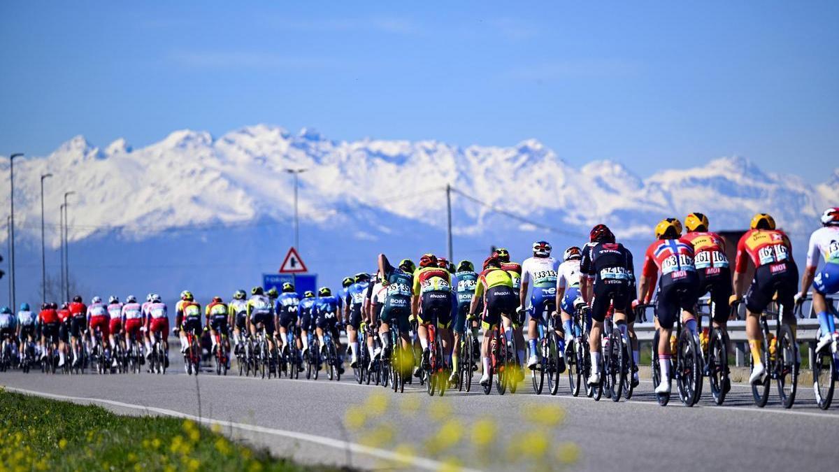 Imagen del pelotón rodando en la carrera.