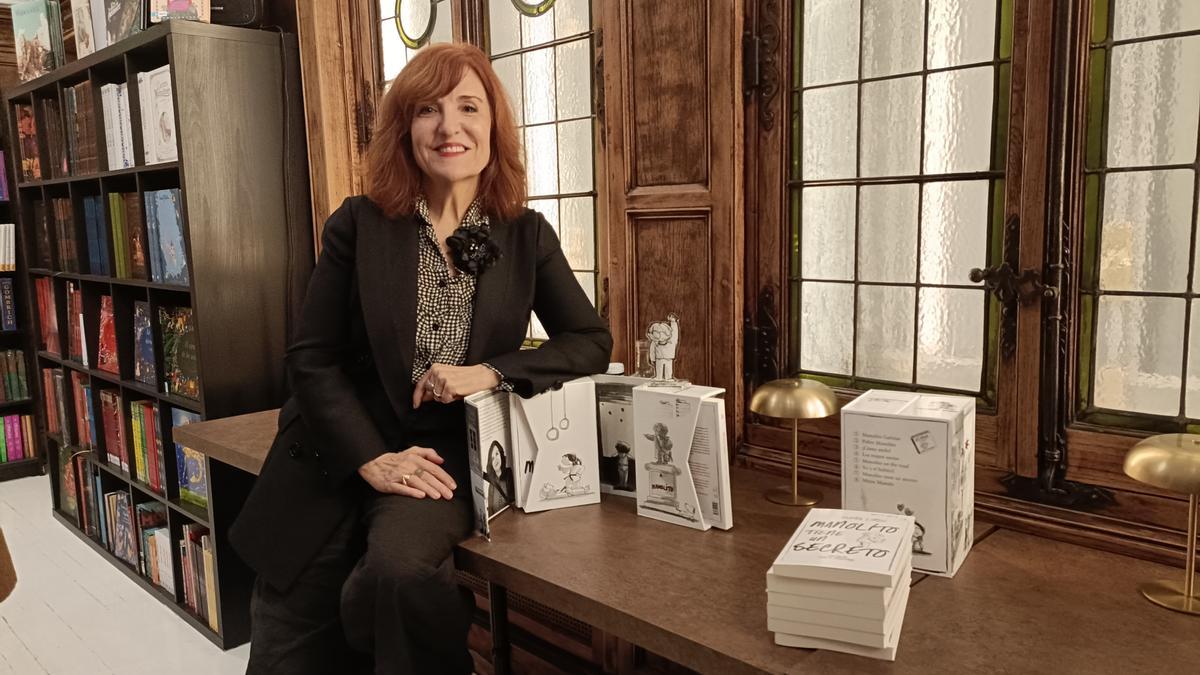 Elvira Lindo con el estuche conmemorativo por los 30 años de Manolito Gafotas