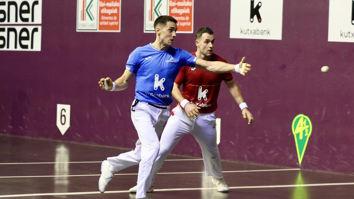 Jaka-Iztueta se clasifican para las semifinales del Campeonato de Parejas tras derrotar a Zabala-Martija en el frontón Uarkape de Arrasate.