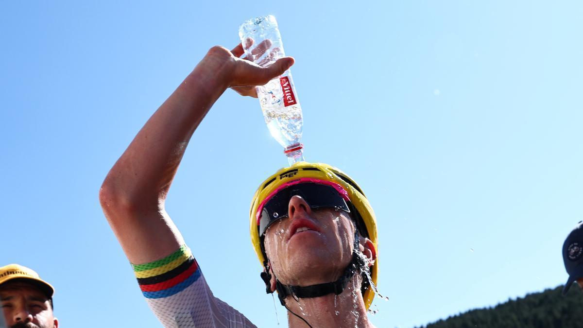Pogacar se refresca para combatir el calor que abruma en el Tour.