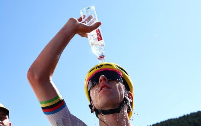 Pogacar se refresca para combatir el calor que abruma en el Tour.