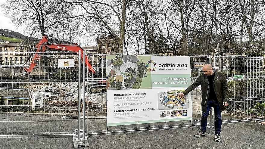 El alcalde de Ordizia, Adur Ezenarro, en las obras del parque Barrena.