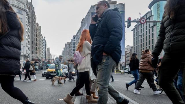 Varias personas caminan por la Gran Vía de Madrid.