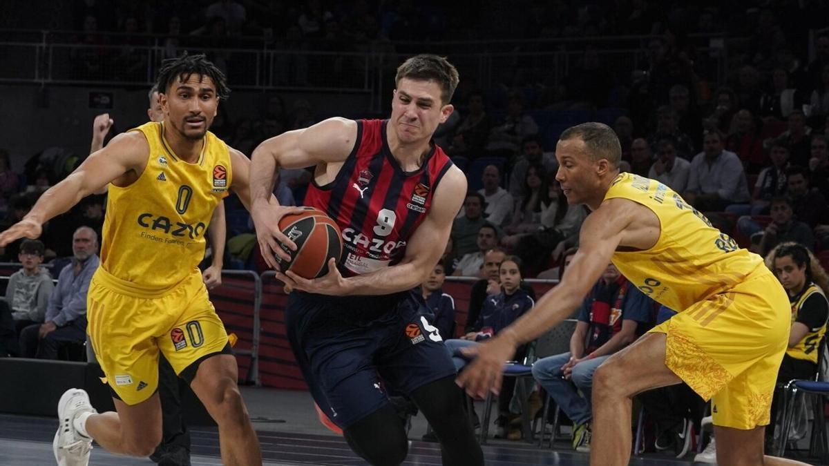 Marinkovic, uno de los más destacados ante el Alba con 15 puntos, avanza entre Lo y Olinde