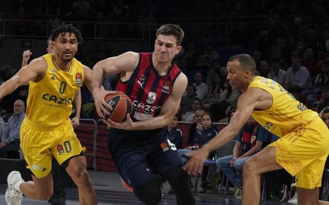 Marinkovic, uno de los más destacados ante el Alba con 15 puntos, avanza entre Lo y Olinde Marinkovic, uno de los más destacados ante el Alba con 15 puntos, avanza entre Lo y Olinde