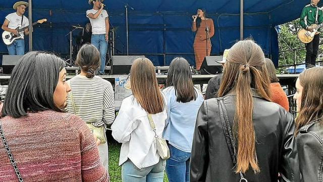 El grupo local Belgorri actuando en el Txakoli Eguna de Amurrio de 2024. | FOTO: ARACELI OIARZABAL