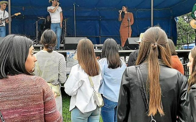 El grupo local Belgorri actuando en el Txakoli Eguna de Amurrio de 2024. | FOTO: ARACELI OIARZABAL