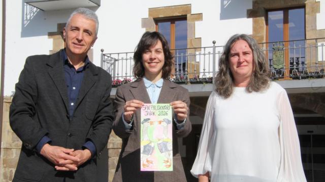 Lexuri Vázquez sujetando el cartel que representará las fiestas de Lazkao.