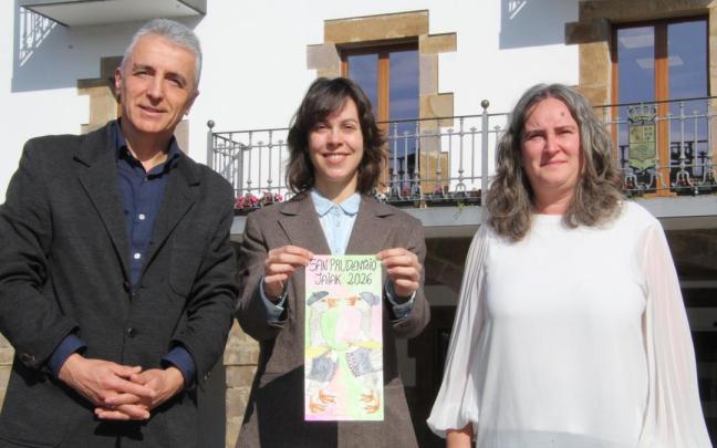 Lexuri Vázquez sujetando el cartel que representará las fiestas de Lazkao.