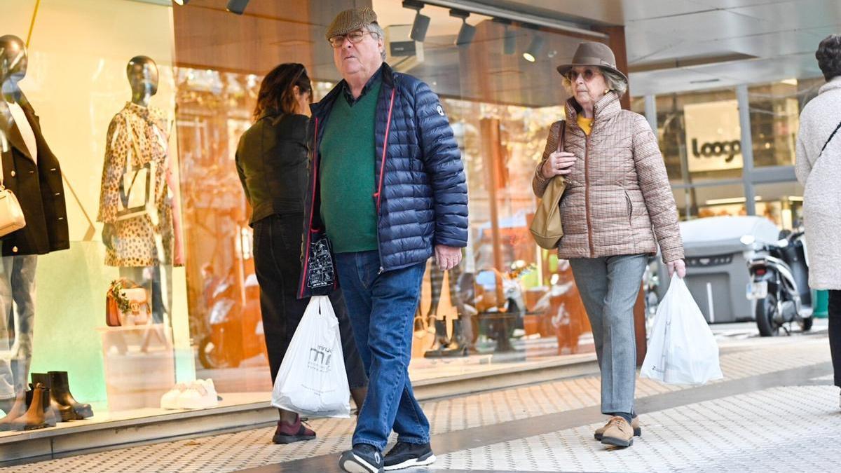 Gente haciendo compras en una foto de archivo.