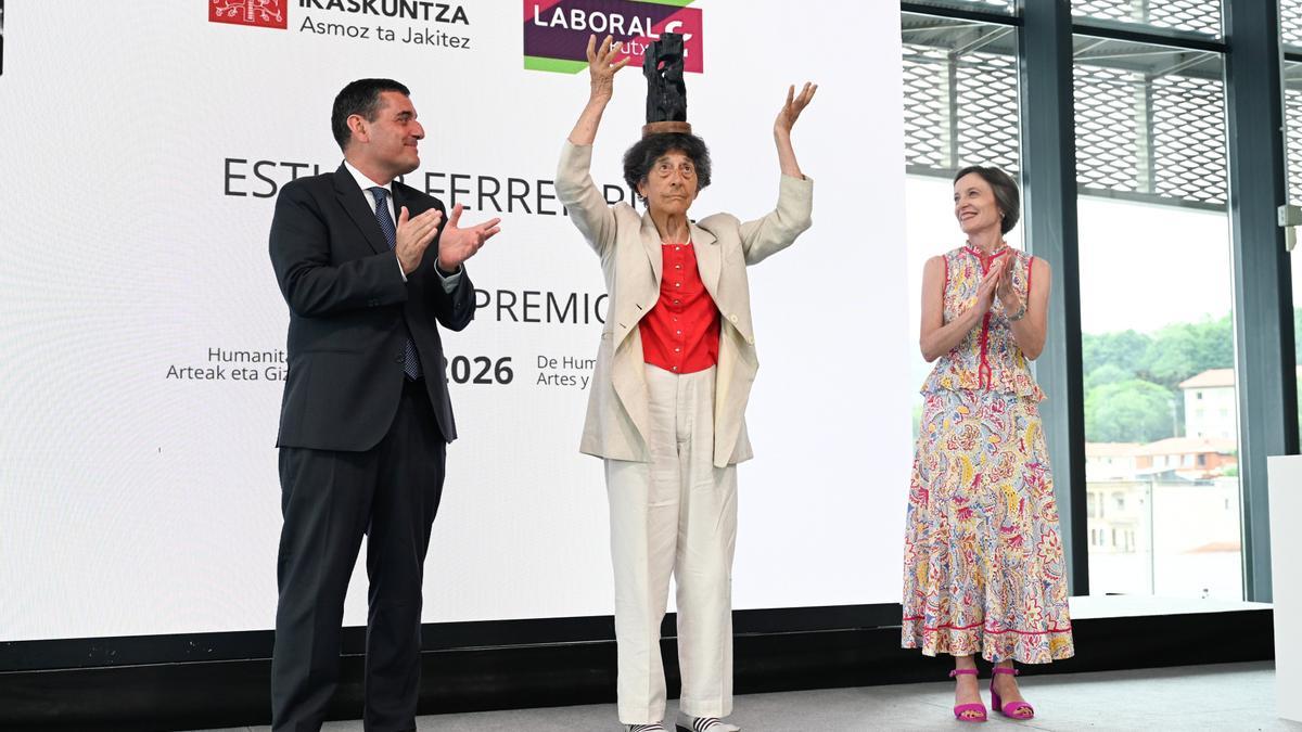 La artista Esther Ferrer al recoger su premio