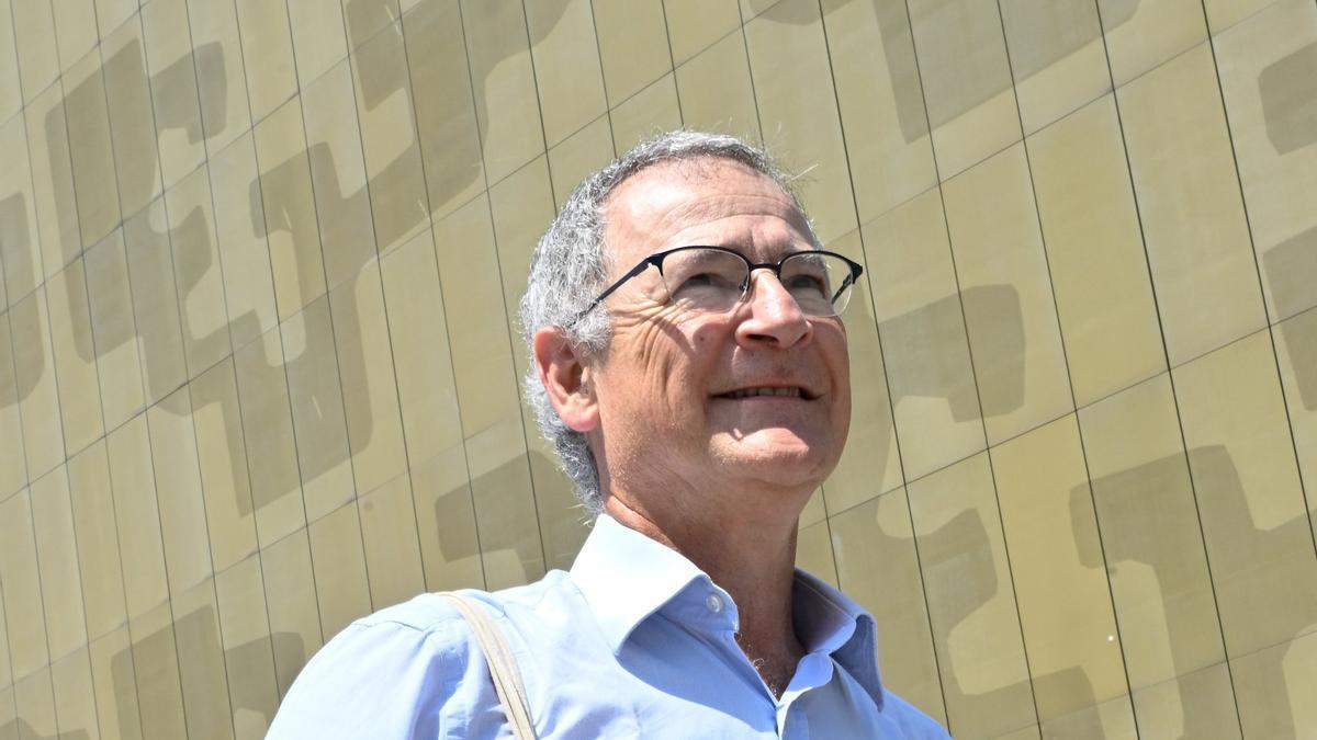 Joxerramon Bengoetxea, rector electo de la Universidad del País Vasco, frente a la Escuela de Ingeniería de Bilbao.