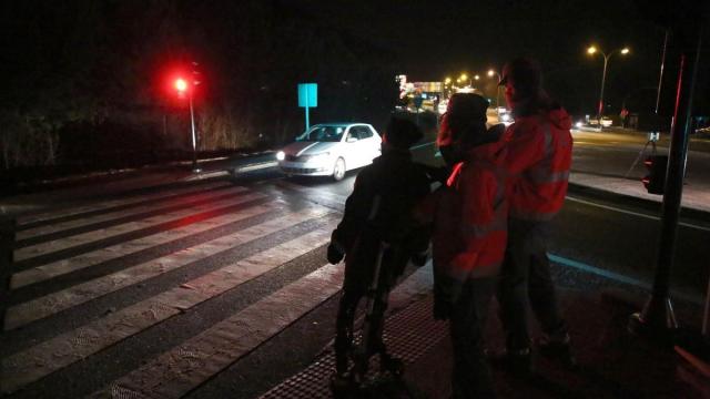 Dos agentes de atestados de la Policía Foral colocan un maniquí junto al paso de peatones durante la reconstrucción del atropello con fuga de una menor de 14 años en el nudo de Zizur.