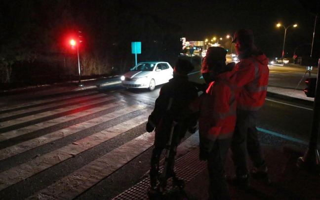 Dos agentes de atestados de la Policía Foral colocan un maniquí junto al paso de peatones durante la reconstrucción del atropello con fuga de una menor de 14 años en el nudo de Zizur. Dos agentes de atestados de la Policía Foral colocan un maniquí junto al paso de peatones durante la reconstrucción del atropello con fuga de una menor de 14 años en el nudo de Zizur.