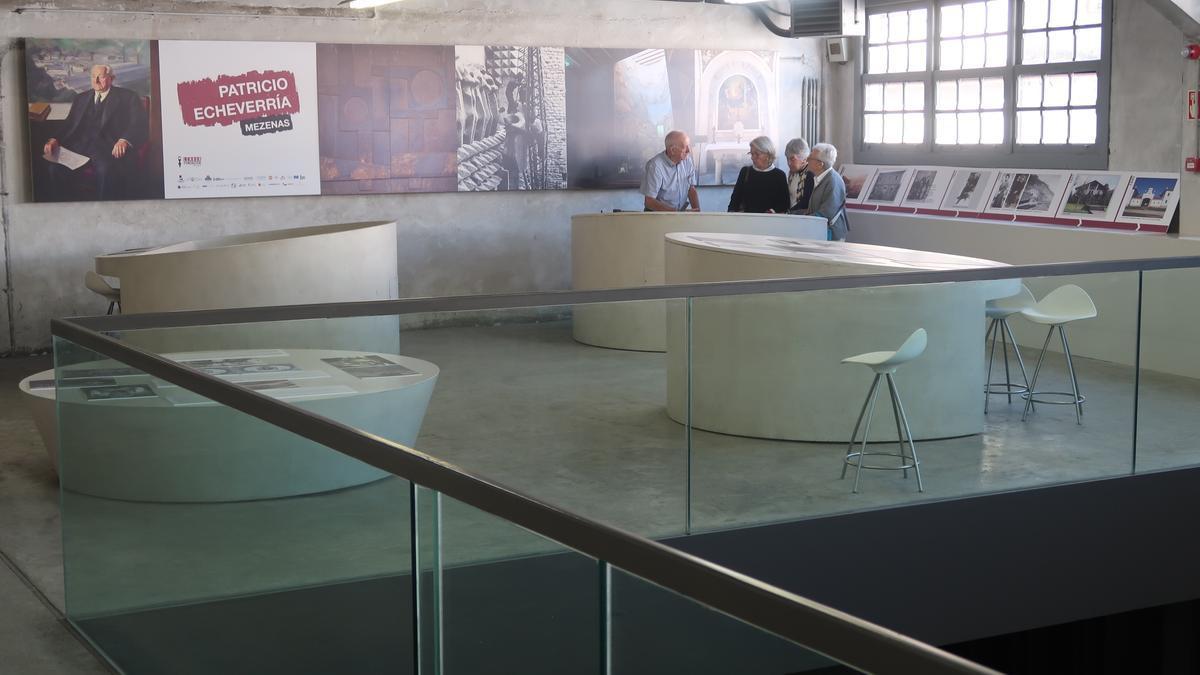 Tres legazpiarras en la exposición dedicada a Patricio Echeverría.
