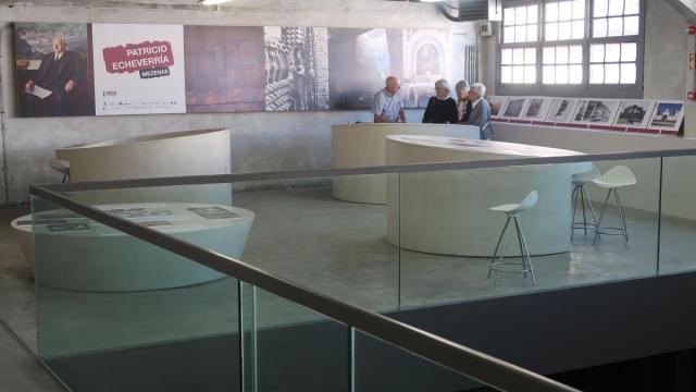 Tres legazpiarras en la exposición dedicada a Patricio Echeverría.