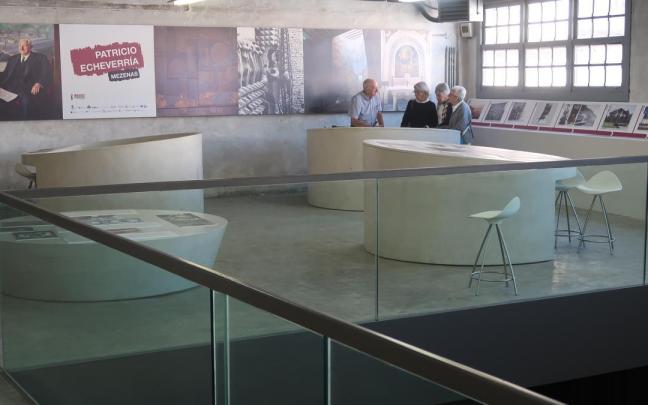 Tres legazpiarras en la exposición dedicada a Patricio Echeverría.