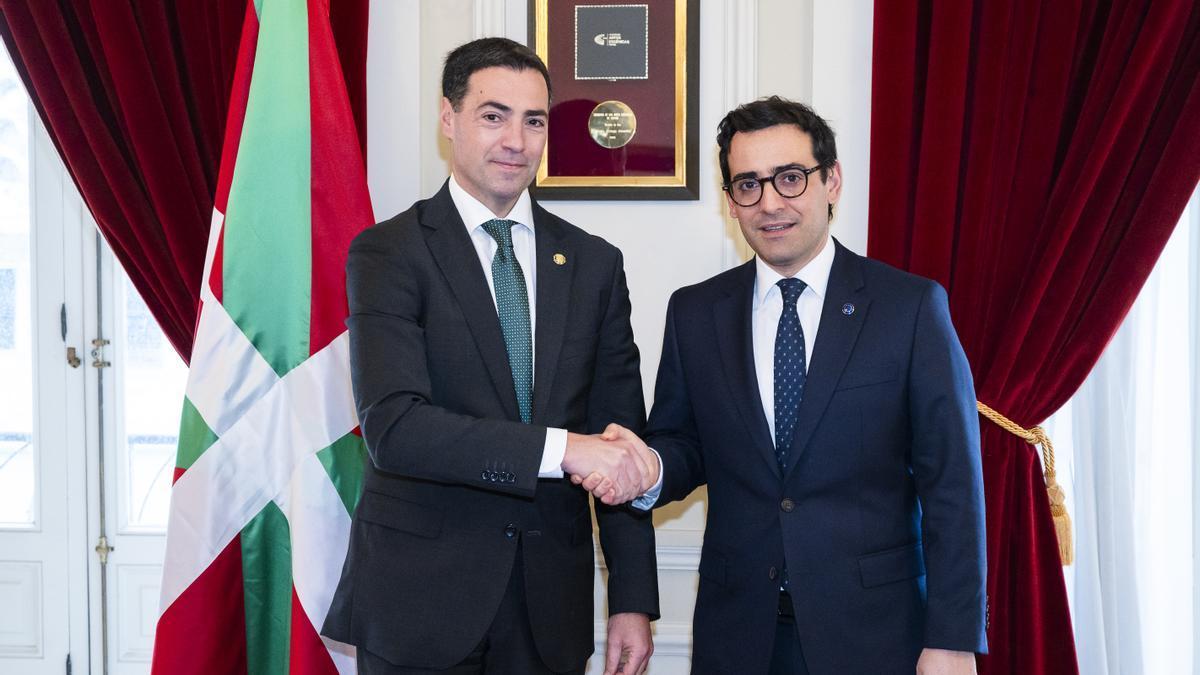 El lehendakari, Imanol Pradales, con el vicepresidente de la Comisión para los asuntos relacionados con la industria, Stéphane Séjourné