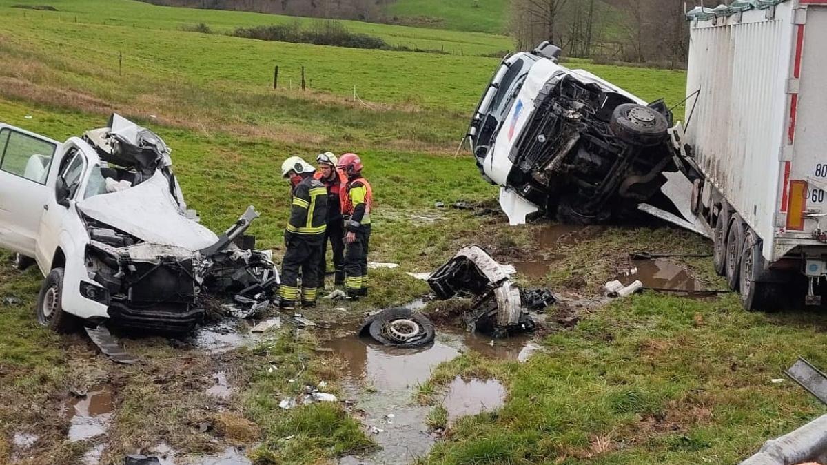Un bombero, en el lugar del mortal accidente. REDACCIÓN DNN