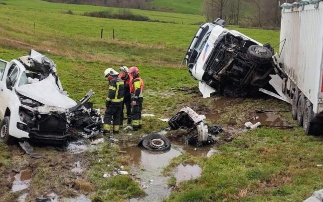 Un bombero, en el lugar del mortal accidente. REDACCIÓN DNN