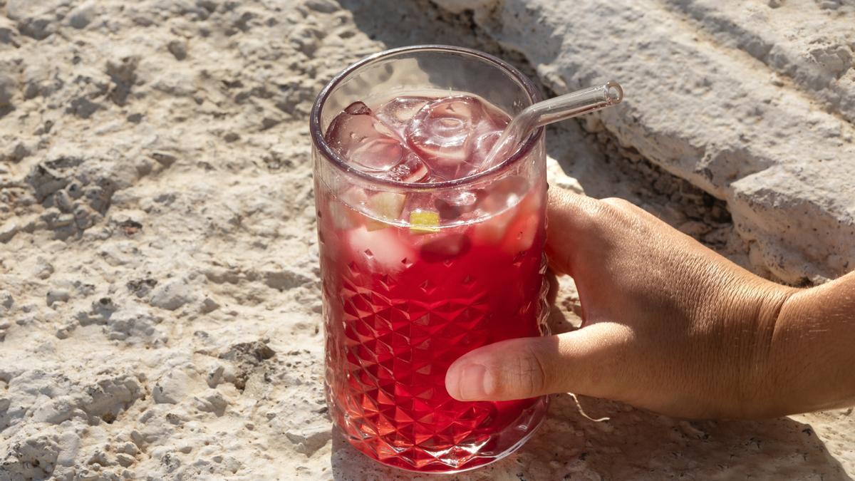 Un vaso con tinto de verano.