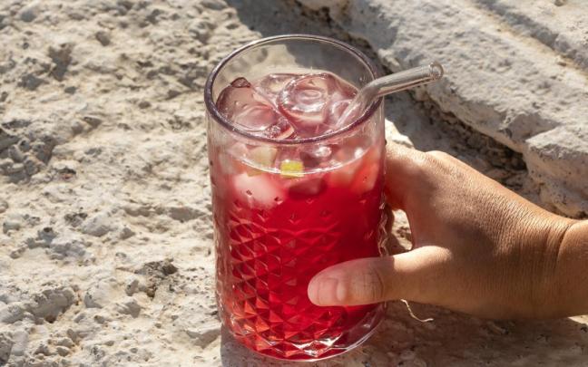 Un vaso con tinto de verano.