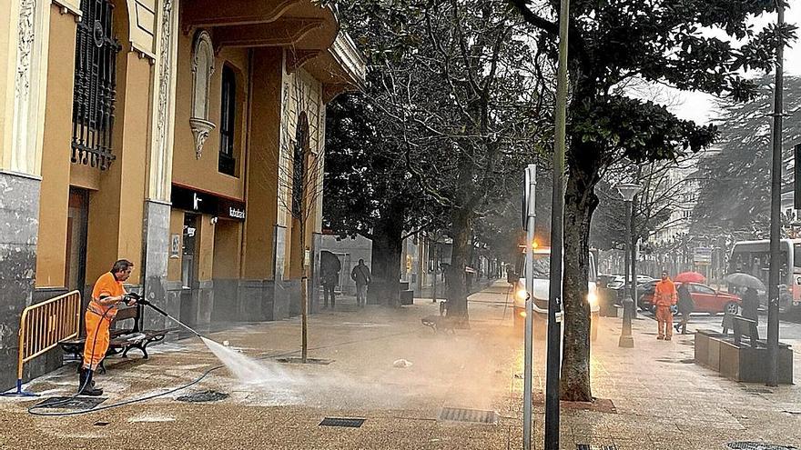 Los operarios de limpieza se emplearon a fondo ayer desde primera hora de la mañana.