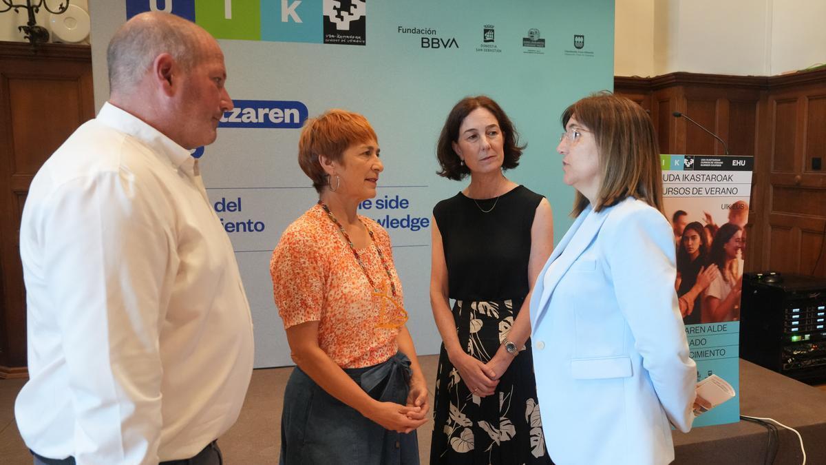 La consejera de Alimentación, Desarrollo Rural, Agricultura y Pesca, Amaia Barredo, en los cursos de verano de la EHU