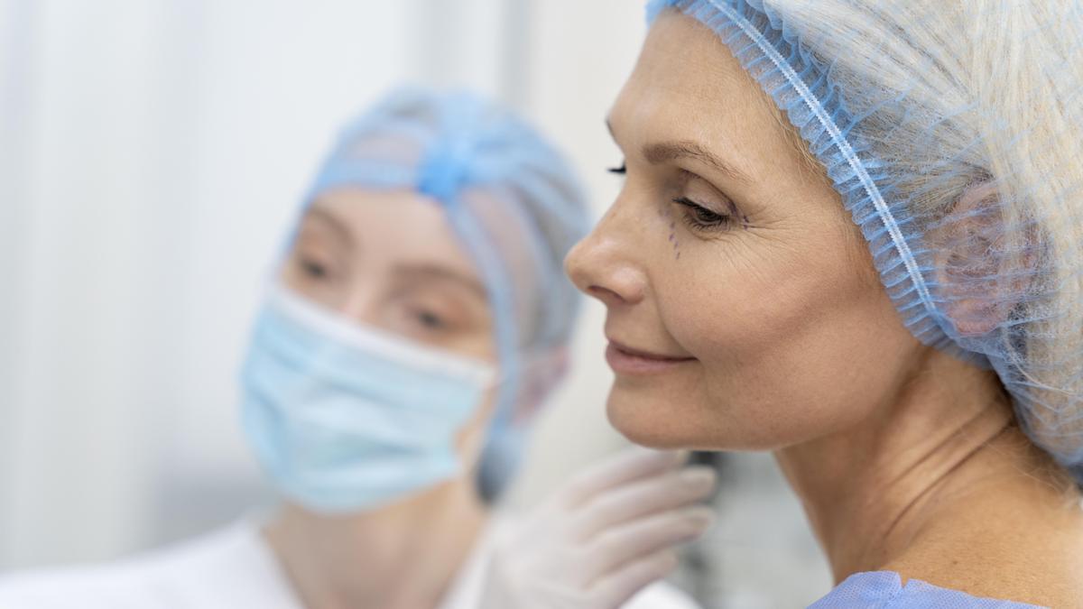 Una mujer, en una clínica estética.