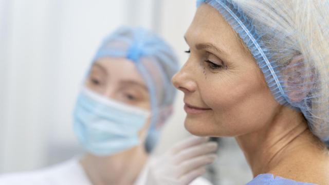 Una mujer, en una clínica estética.