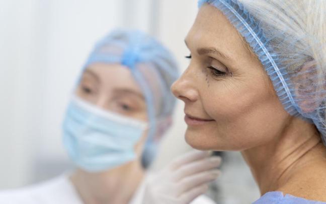 Una mujer, en una clínica estética.