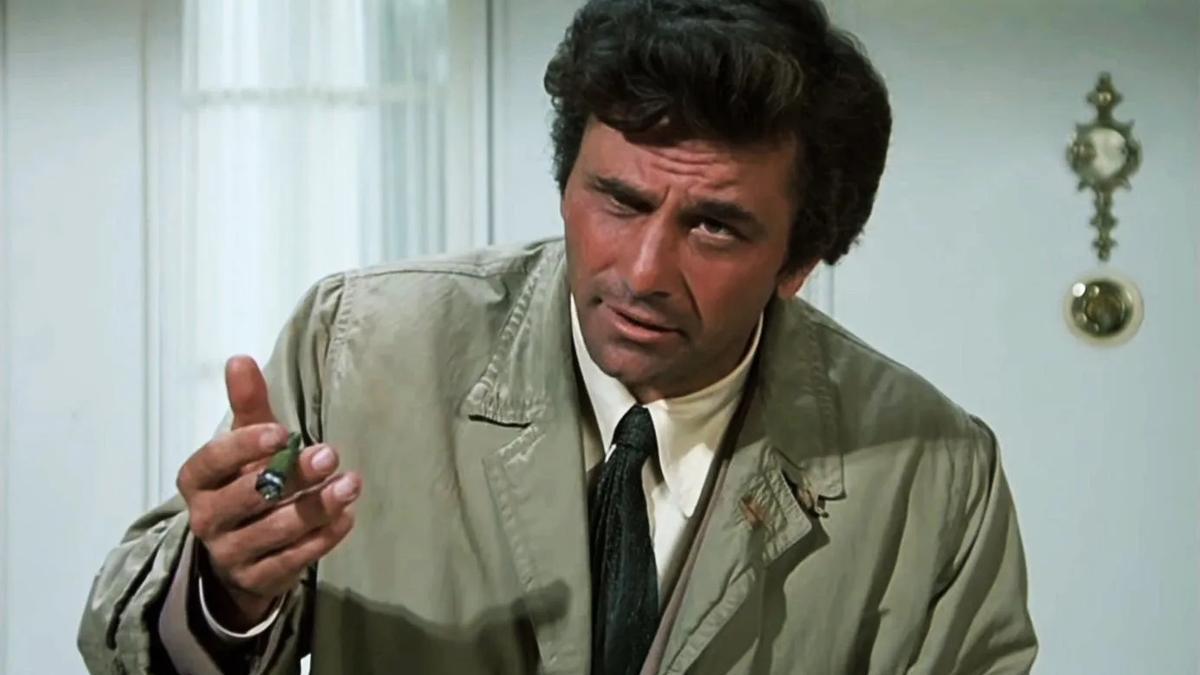 El actor Peter Falk, caracterizado como el detective Colombo, en una escena de la serie