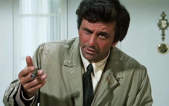 El actor Peter Falk, caracterizado como el detective Colombo, en una escena de la serie