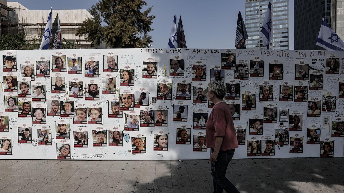 Un mural en Tel Aviv con los rostros de los secuestrados y desaparecidos tras el ataque de Hamás a Israel.