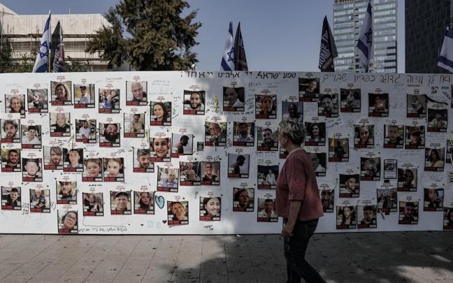 Un mural en Tel Aviv con los rostros de los secuestrados y desaparecidos tras el ataque de Hamás a Israel.